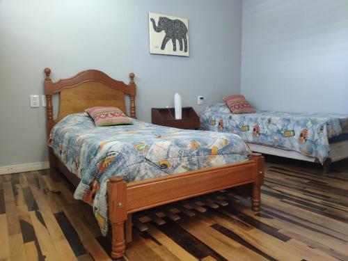 圣达菲苏豪临时公寓的一间卧室配有两张床和一张带被子的床