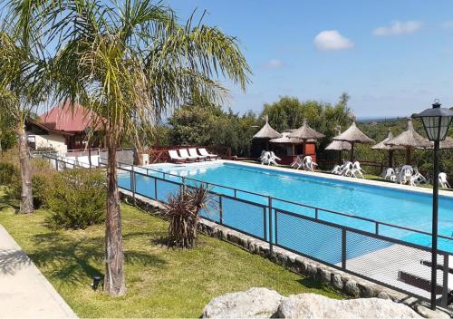 梅洛阿尔图斯德尔索尔Spa度假酒店的一座大型游泳池四周设有围栏
