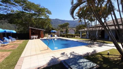 圣代佩德罗Hotel - Pousada 3 Marias的一座房子后院的游泳池