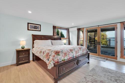 科尔切斯特Lakeshore Vermont的一间卧室设有一张床和一个大窗户