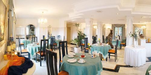 巴特法兴格萨赫-施托伊贝尔酒店的一间配备有蓝色桌椅的用餐室