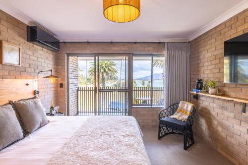 伯马吉Bermagui Beach Hotel的一间卧室配有一张床,享有海景