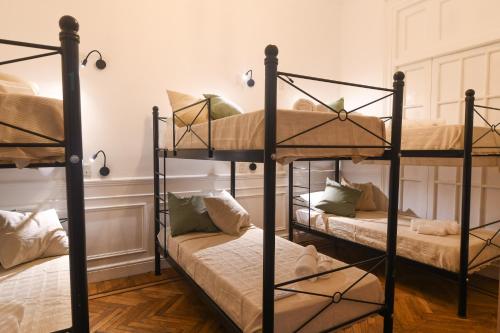布宜诺斯艾利斯Cambacuá的一间设有三张双层床的客房