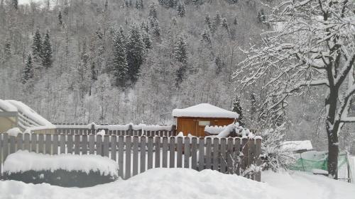 奥贝劳舒瓦格霍夫膳食公寓的房屋旁的雪覆盖的栅栏