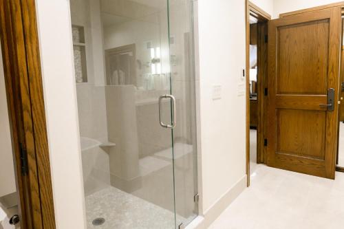 帕克城Deluxe King Room with Deck Hotel Room的浴室里设有玻璃门淋浴