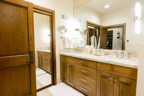 帕克城Deluxe King Room with Deck Hotel Room的一间带两个盥洗盆和大镜子的浴室