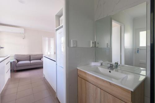 陶波Lake Breeze Motel的白色的浴室设有水槽和厨房