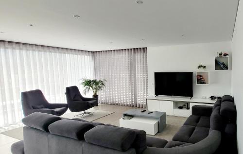 吉尔斯Geresmarinahouse的客厅配有沙发、两把椅子和电视
