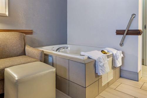南希尔贝斯特韦斯特南山酒店的带浴缸、椅子和水槽的浴室