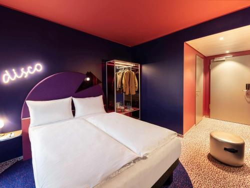 慕尼黑ibis Styles Muenchen Perlach的一间卧室配有一张大床和一个衣柜