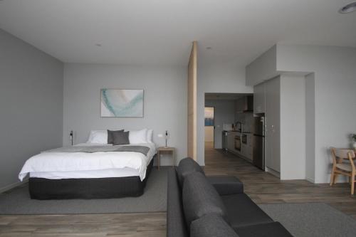 德文港滨水公寓 的一间卧室设有一张床和一间客厅。