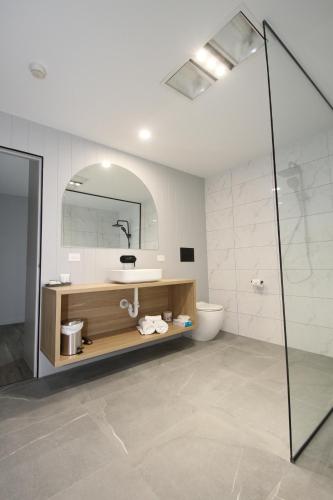 德文港滨水公寓 的一间带水槽、卫生间和镜子的浴室