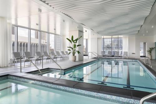 明尼阿波利斯Four Seasons Hotel Minneapolis的一座带椅子的大建筑中的游泳池