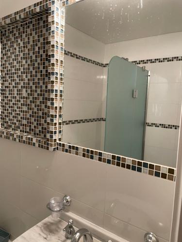 科连特斯Corrientes Pora的一间带镜子和水槽的浴室