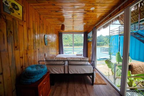 峰牙Phong Nha Memory Homestay的一间带床的卧室,位于带窗户的房间内