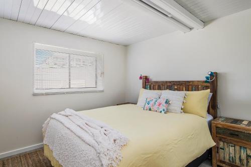 麦夸里港Lazy Stays的一间卧室设有一张床和一个窗口