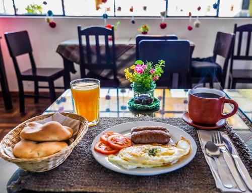库斯科Eco Home View - Guest House的一张桌子,上面有一盘早餐食品和饮料