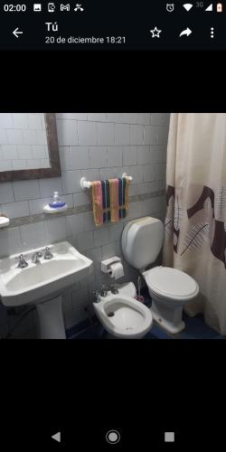 GualeguaychúDEPTO FAMILIAR dolar billete dolar blue的一间带卫生间和水槽的浴室