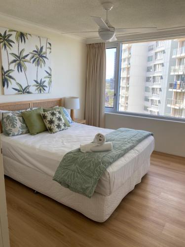 黄金海岸Oceania on Burleigh Beach的一间卧室配有一张床,床上有毛巾