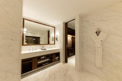 深圳兰赫美特酒店的一间带水槽和镜子的浴室