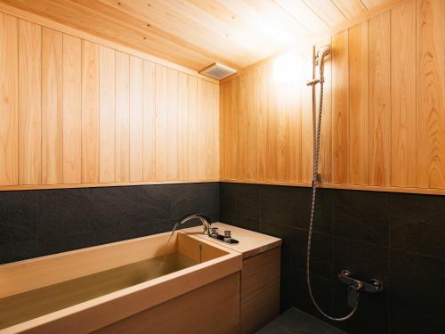 UkihaMinamo的浴室配有盥洗盆和浴缸。