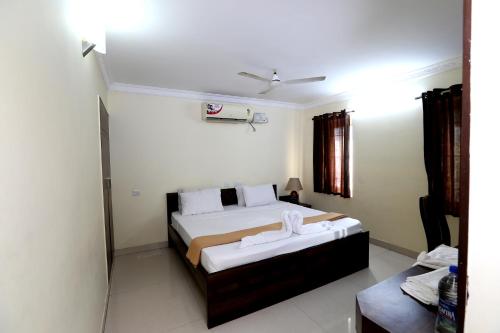 哥印拜陀Chetinaad Courtyard Gandhipuram by Centre Park的一间卧室配有两张带毛巾的床