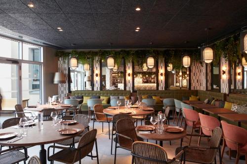 巴黎Drawing House的一间带桌椅的餐厅和一间酒吧