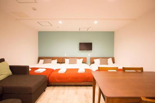 旭川SEVEN Building / Vacation STAY 4953的酒店客房,配有床和沙发