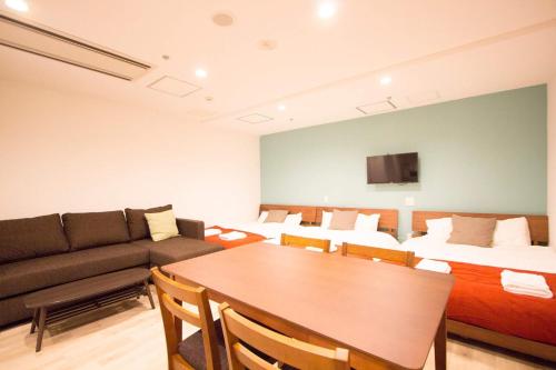 旭川SEVEN Building / Vacation STAY 4953的客厅配有沙发和桌子。