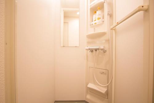 旭川SEVEN Building / Vacation STAY 4952的带淋浴和卫生间的小浴室