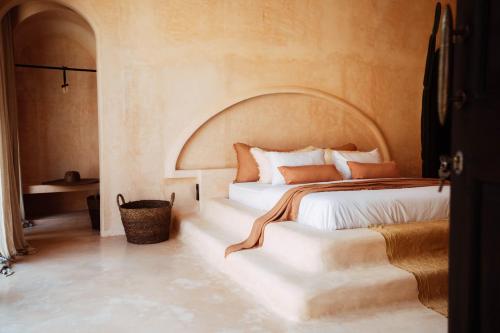坎古The Oasis Bali的一间卧室设有一张大床和拱形天花板