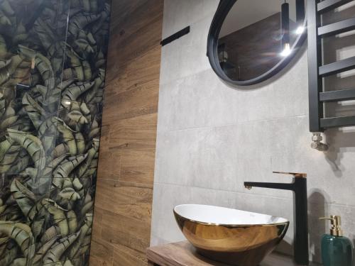 凯尔采Apartament Loft KB-Ściegiennego (garaż, centrum)的一间带木制碗水槽和镜子的浴室