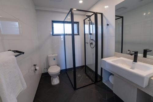 苏瓦Toorak Central的带淋浴、盥洗盆和卫生间的浴室