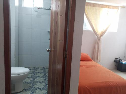 巴克里索莫雷诺港Pelican Tours的一间带床和卫生间的浴室