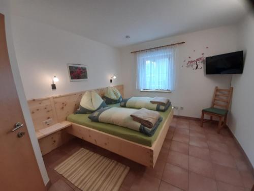 ReisachZitas Ferienwohnung的一间卧室配有一张床和一台电视