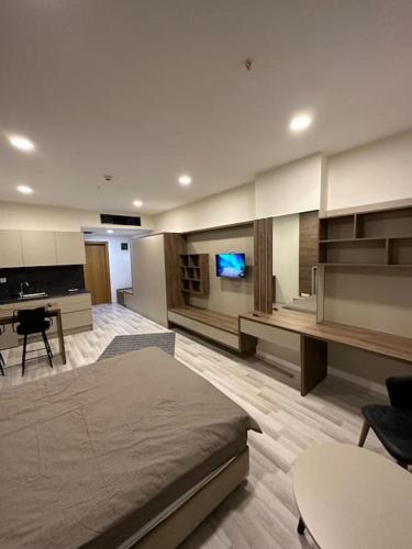 卡特佩Kartepe Dedeman’da Rezidans的大型客厅设有床铺和电视。