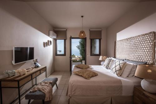 赫索尼索斯克里特布鲁精品酒店的一间带大床和电视的卧室