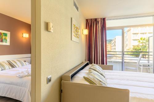 滨海托萨梅德普拉亚埃斯梅拉达公寓式酒店的酒店客房设有两张床和一个阳台。