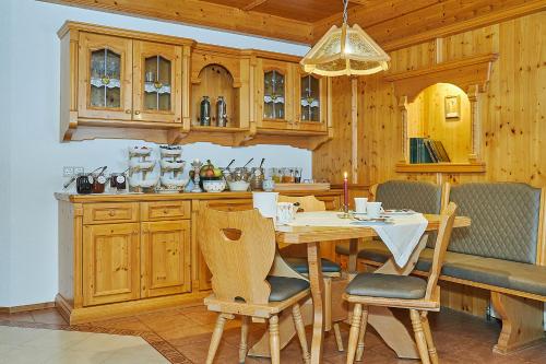 雷特温克尔Haus Leiter的厨房配有木制橱柜和桌椅