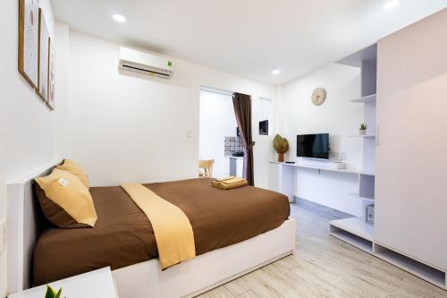 胡志明市Ekomo Home - Central Saigon的一间卧室配有一张大床和电视