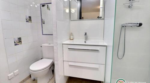 RochecolombeLe cocon的浴室配有卫生间、盥洗盆和淋浴。