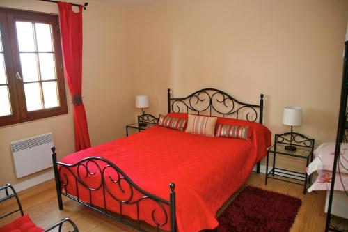 蒙巴兹雅克Maison Monbazillac avec piscine 2-4 pax的一间卧室配有红色的床和红色毯子
