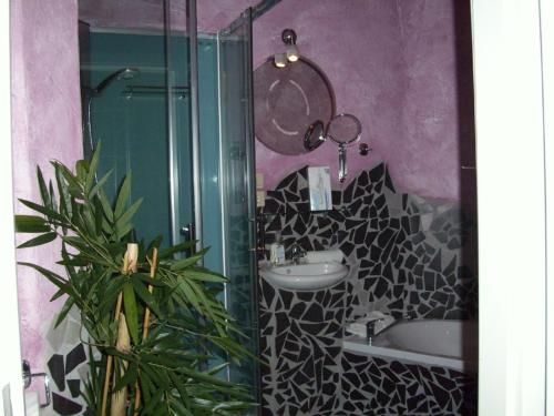菲尔德施塔特弗瑞兹艺术酒店的一间带水槽、卫生间和淋浴的浴室