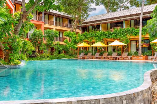 小通奈潘Buri Rasa Village Phangan的酒店前的游泳池