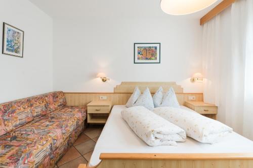 塞纳莱斯Residence Am Wegkreuz的客厅配有沙发和1张床