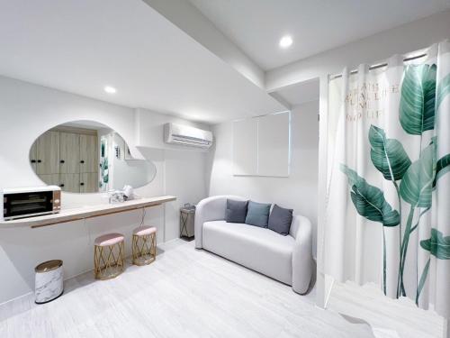 Hou-lung-tzu婧仕女微旅的白色的客厅配有沙发和桌子