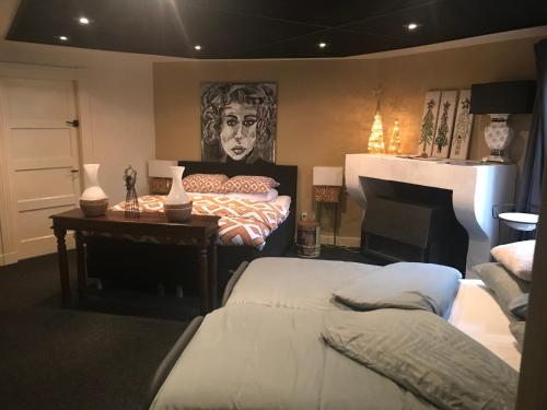 恩斯赫德Bed and Breakfast Unique的一间卧室设有两张床,墙上挂着一幅画