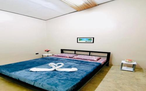 爱妮岛大保罗旅馆的一间卧室配有一张带两只白色蛇床的卧室