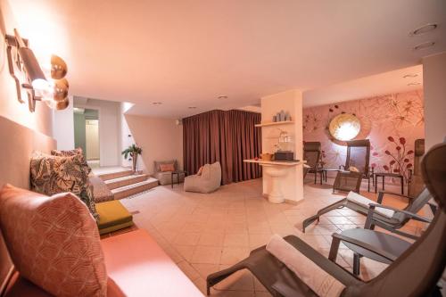 圣维吉利奥康多尔酒店的客厅配有沙发和椅子