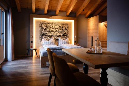 贝特默阿尔卑全景餐厅酒店 的客房设有两张床和一张木桌。